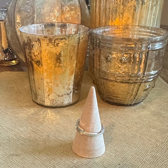 NEW ring silvery ring
size 6.0
Mix and match
silvery metal
Ornate, vintage look - Picture 2 of 4